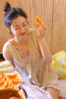抱着娇妻让朋友一起弄